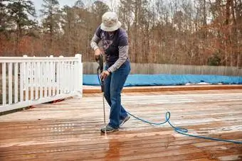 Woman powerwashing fedélzet