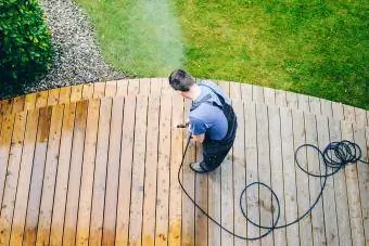 Limpeza do terraço com lavadora de alta pressão