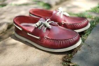 pár červených kožených bot Sperry