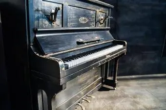 Zblízka krásneho starého klavíra
