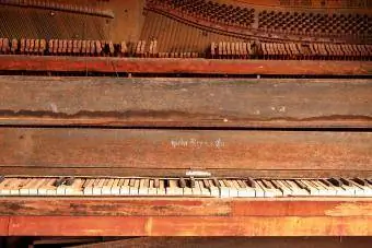 Starý zhnitý klavír