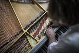 Kirekebishaji piano chenye uzoefu