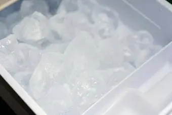 კუბი ყინული ყინულის დამზადების მანქანაში
