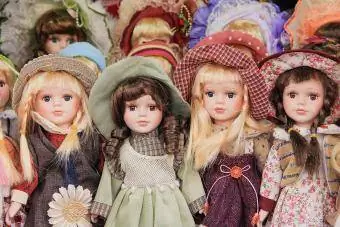 Starožitné panenky na trhu
