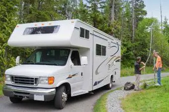 đổ đầy bình nước của xe giải trí motorhome