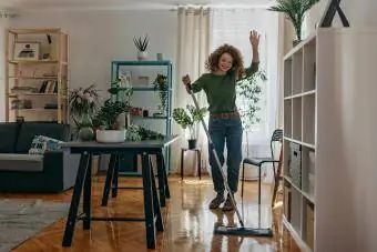 kvinna som dansar och städar glänsande trägolv