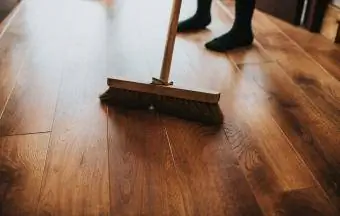 menyapu lantai kayu