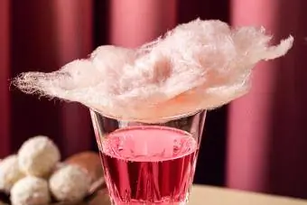 Klaasid maitsva suhkruvati kokteiliga