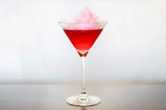 Pembe pamuk şekeriyle süslenmiş votka martini kokteyli