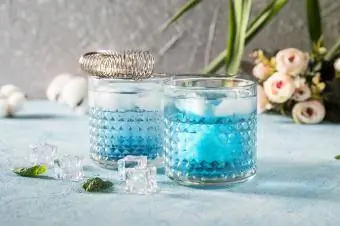 Blue Lagoon Cotton Candy -cocktaileja