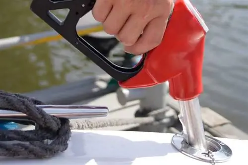 Een benzinetank voor een boot schoonmaken: eenvoudig proces in 5 stappen