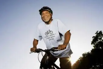 Uomo senior sorridente con la mountain bike