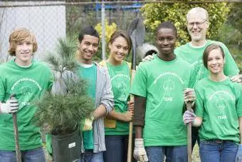 Volontari che piantano insieme un albero