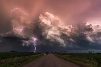 Elektrische storm bij zonsondergang gadegeslagen door een groep stormjagers