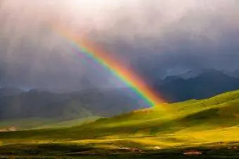 Henkeäsalpaava näkymä Kakshaal-Too-vuorille sateenkaaren kanssa