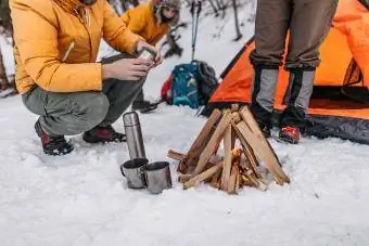 Familie kampeer in winter vakansie
