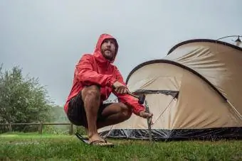 Homem é pego por uma tempestade enquanto acampava