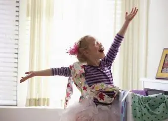 Menina fazendo apresentação no palco em casa