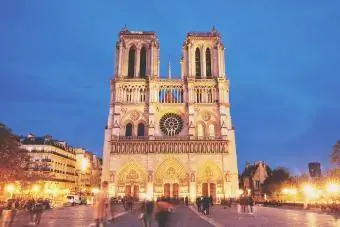 Notre-Dame de Paris vooraansig in die nag