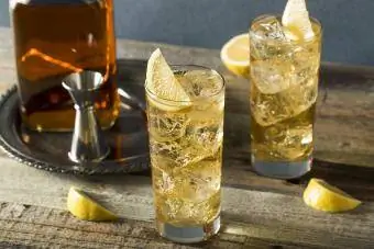 Wiski Highball dengan Ginger Ale