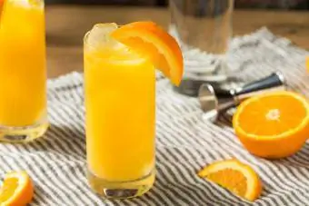 Boozy forfriskende cocktail med appelsinjuice