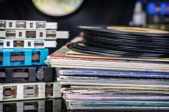 discos antigos e fitas cassete