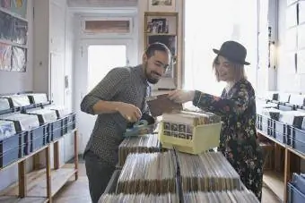 pareja en una tienda de discos