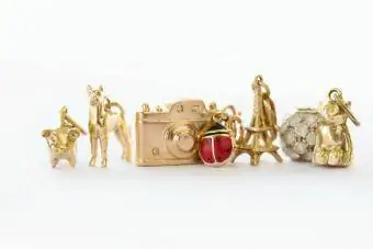 Vintage guld charm lineup