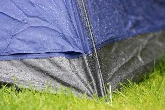 Regen lief an den Seiten eines kleinen Zeltes herunter