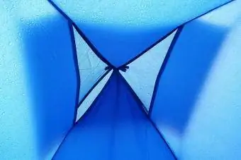 Modri šotor v deževnem obdobju