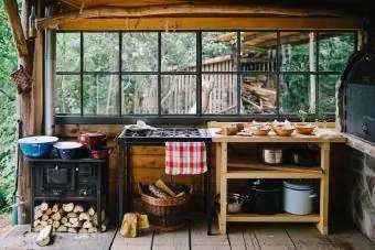 Gyönyörű vidéki nyári konyha