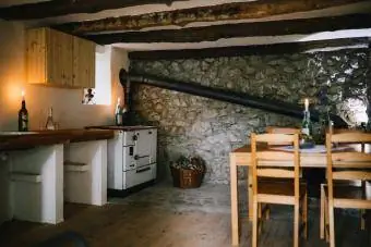 Letná kuchyňa s kamennou stenou