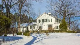 Grande casa storica bianca in ambiente invernale