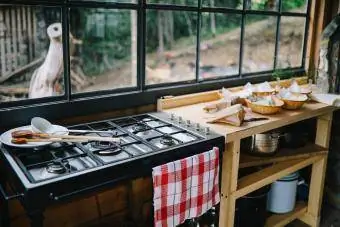Ljetna kuhinja izbliza prikazuje plinski štednjak i radnu stanicu