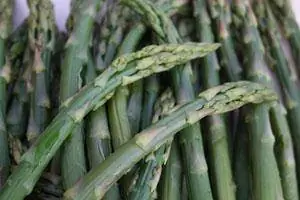 Cara Memanggang Asparagus (3 Cara Lezat)