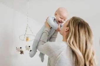 Maman et bébé jouent