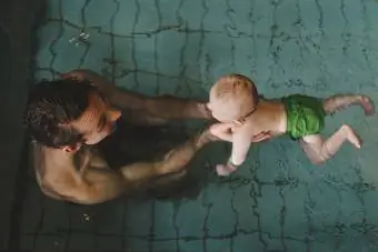 Bayi dan ibu bapa berenang
