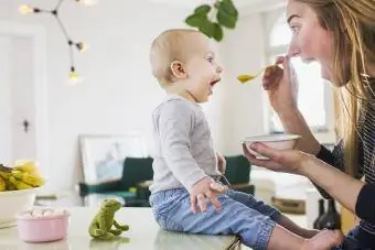 Երեխան փորձում է նոր սնունդ