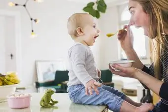 Bébé essaie de nouveaux aliments