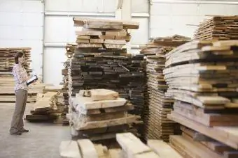 дървен материал в склад