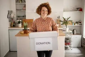 žena koja drži kutiju za donacije