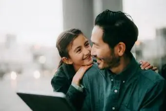 Pai e filha usando tablet digital na cidade