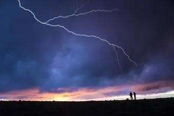 To vandrere ude i det fri, mens lynet slår ned