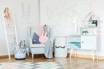 Interior elegante do quarto infantil decorado em estilo escandinavo com móveis modernos e figuras geométricas