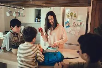 Naghahanda si Nanay ng masustansyang pagkain ng mga lunch box para sa mga bata sa kusina