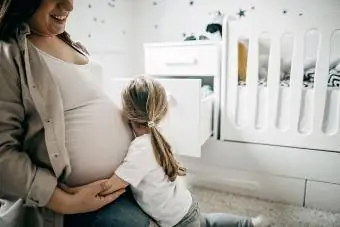 Zwangere moeder en dochter wachten op baby