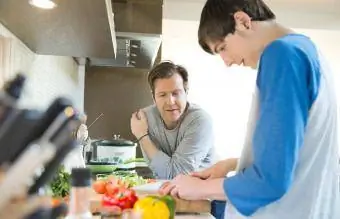 Πατέρας που διδάσκει στον γιο του να μαγειρεύει