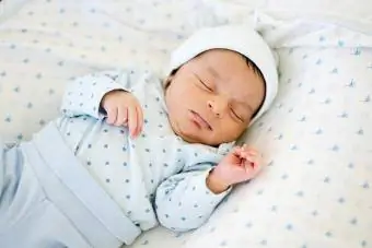 نوزاد تازه متولد شده در خواب