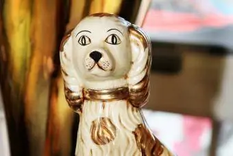 Tipična angleška porcelanasta figurica Staffordshire Dog