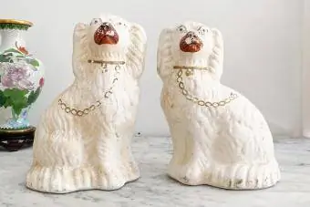 Վիկտորիանական Ստաֆֆորդշիրյան շների մեծ արձաններ կավիճե սպասք